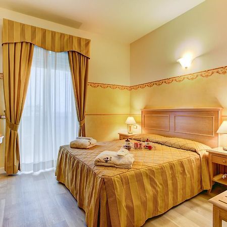 Hotel Byron Ρίμινι Εξωτερικό φωτογραφία