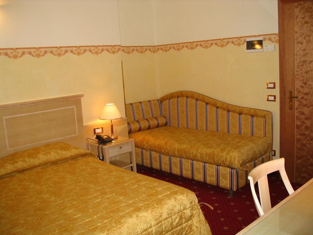 Hotel Byron Ρίμινι Εξωτερικό φωτογραφία