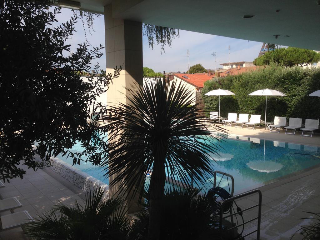 Hotel Byron Ρίμινι Εξωτερικό φωτογραφία