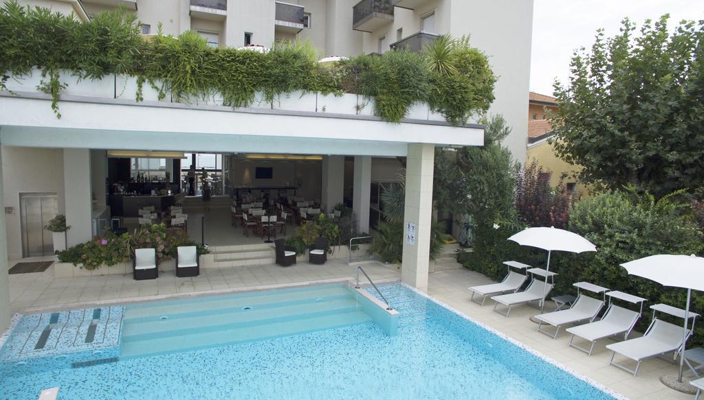 Hotel Byron Ρίμινι Εξωτερικό φωτογραφία