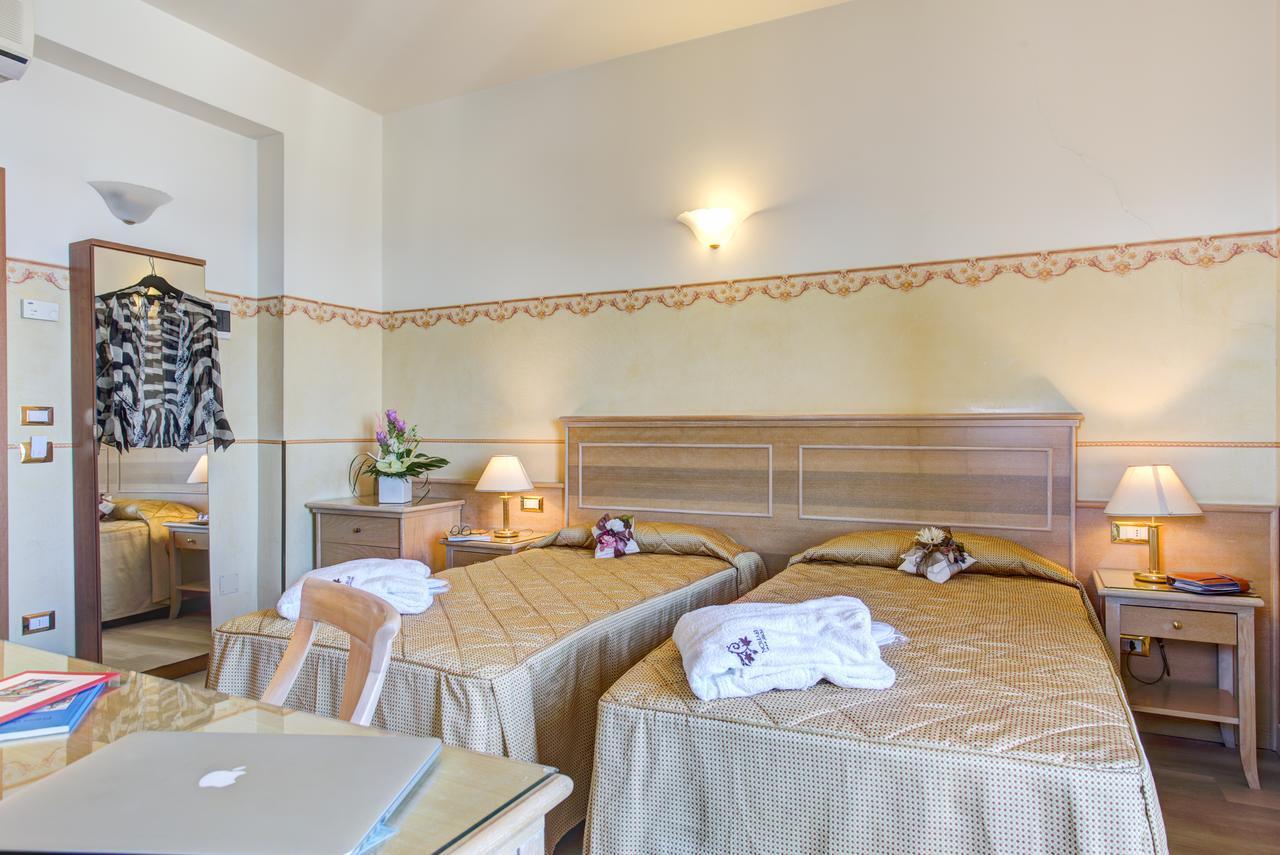 Hotel Byron Ρίμινι Εξωτερικό φωτογραφία