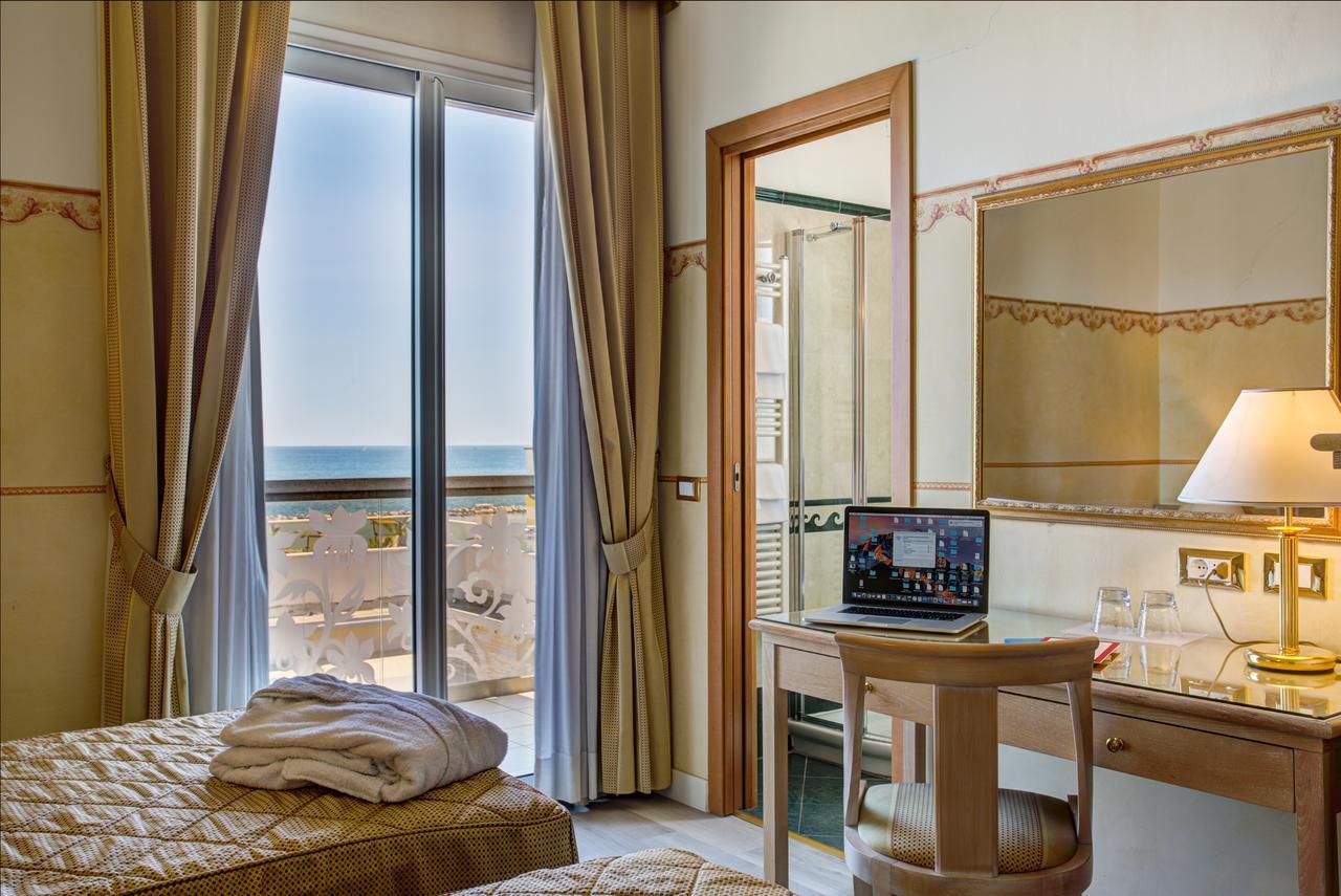 Hotel Byron Ρίμινι Εξωτερικό φωτογραφία