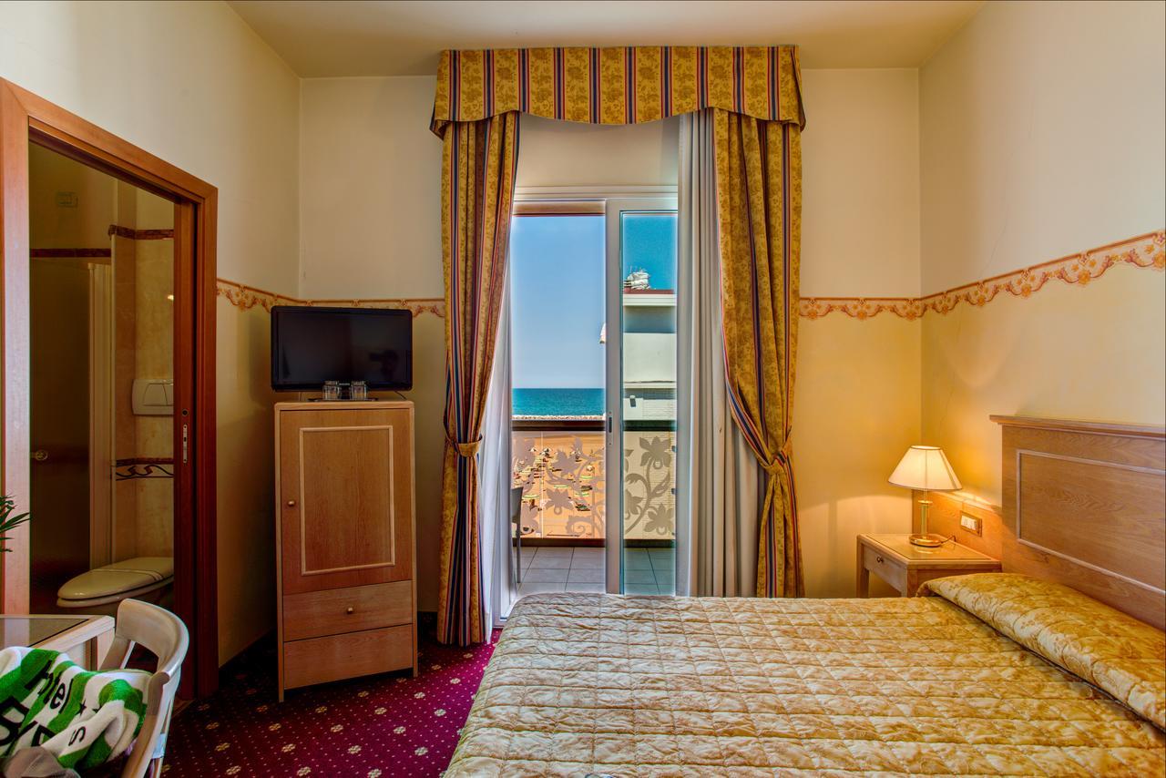 Hotel Byron Ρίμινι Εξωτερικό φωτογραφία