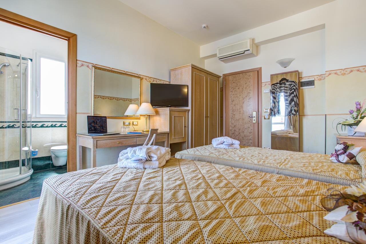 Hotel Byron Ρίμινι Εξωτερικό φωτογραφία