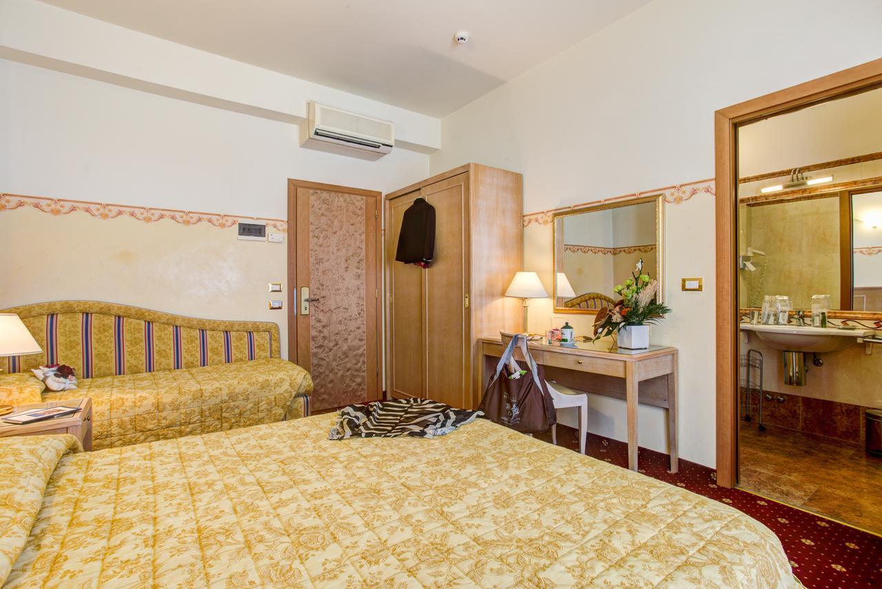 Hotel Byron Ρίμινι Εξωτερικό φωτογραφία