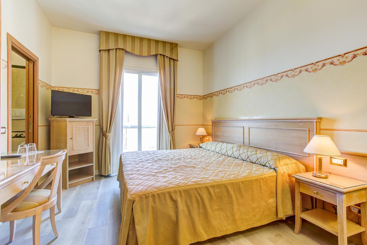 Hotel Byron Ρίμινι Εξωτερικό φωτογραφία