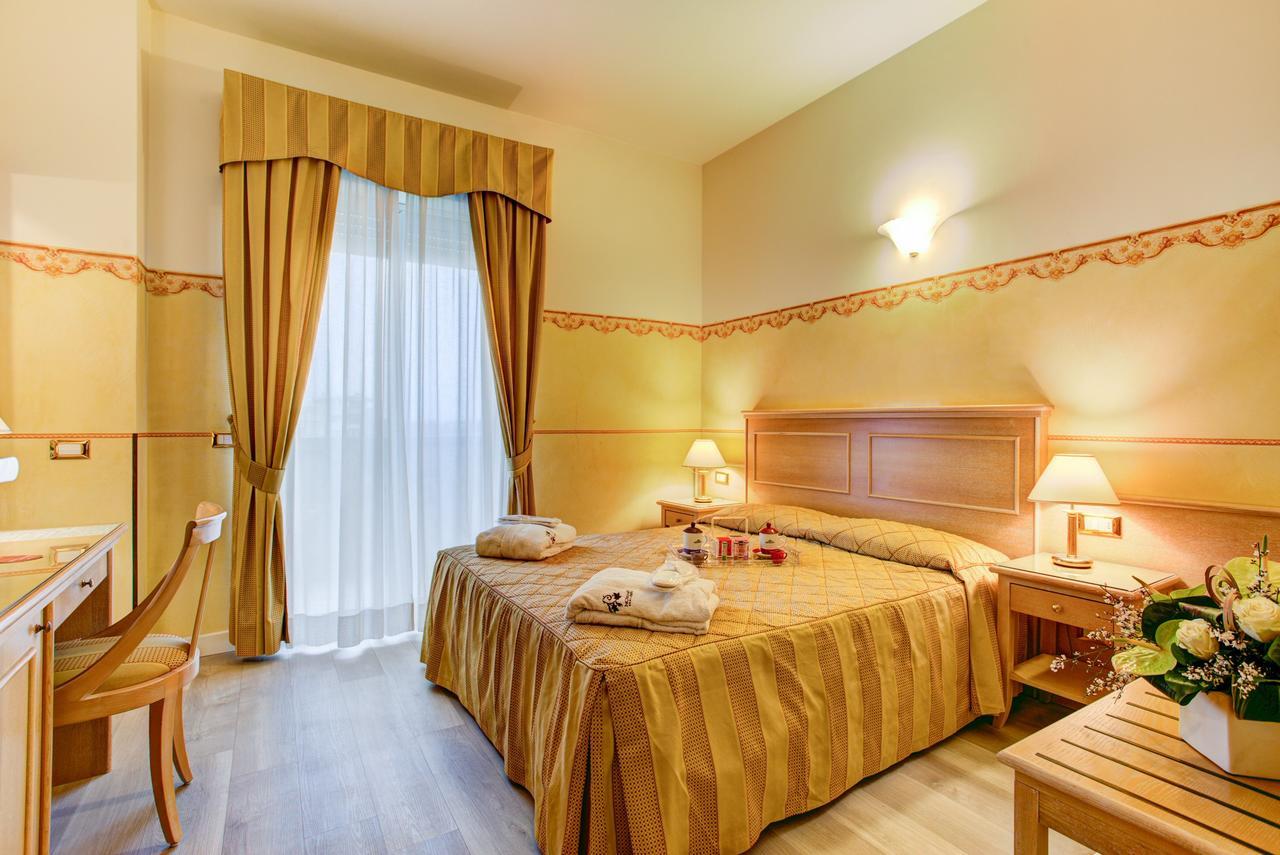 Hotel Byron Ρίμινι Εξωτερικό φωτογραφία
