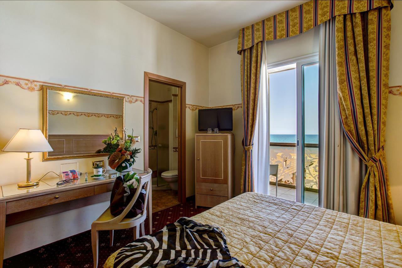 Hotel Byron Ρίμινι Εξωτερικό φωτογραφία