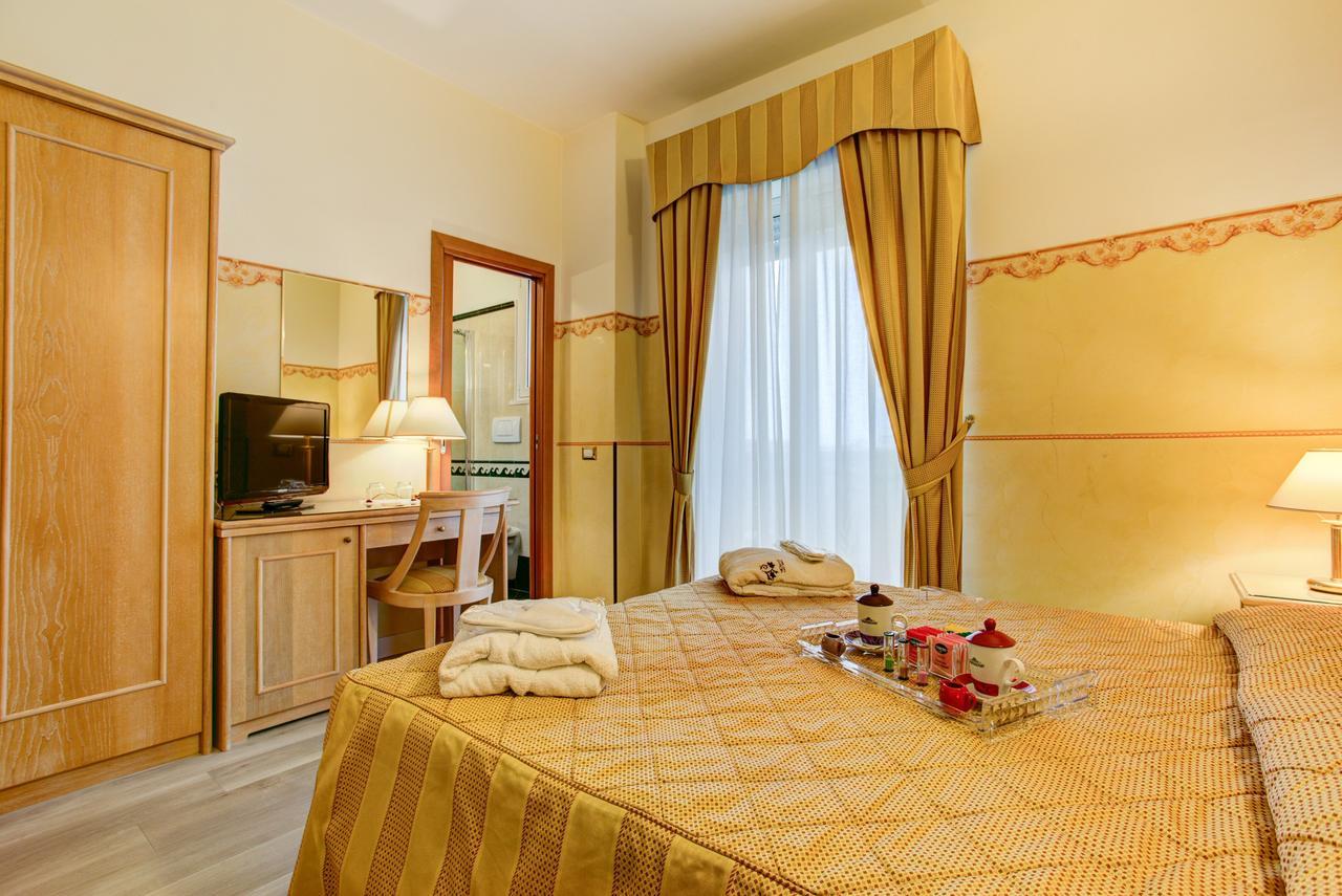 Hotel Byron Ρίμινι Εξωτερικό φωτογραφία